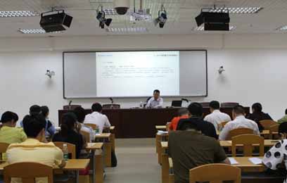 图为华亿在线手机版_华亿(中国)官方集团党委副书记钟奇偶代表集团党委在作经验介绍